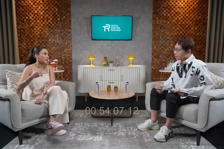 Ayu Aulia ketika podcast dengan dr. Richard Lee, MARS.