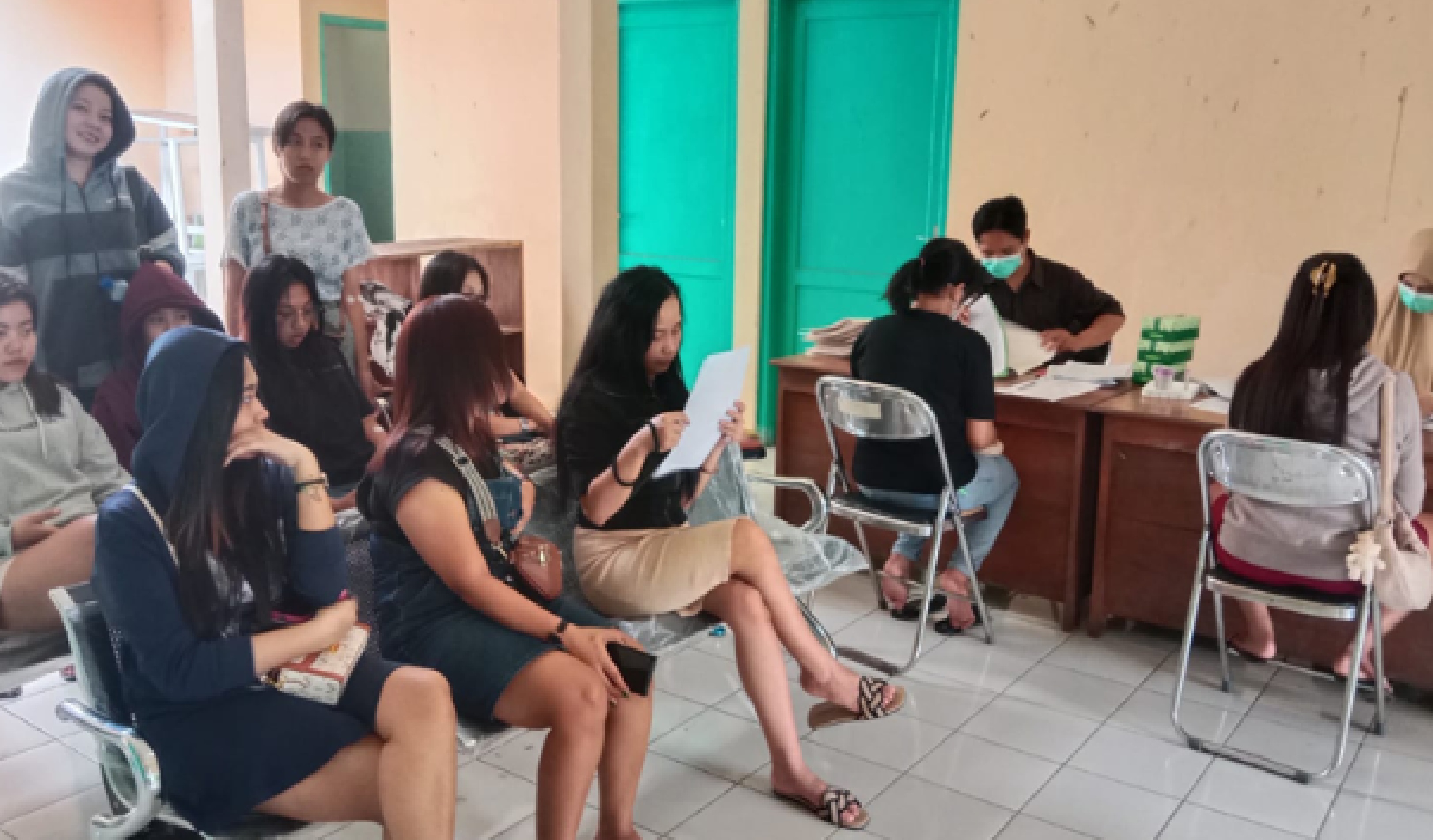 Par apemandu karaoke melakukan proses pengecekan kesehatan setelah libur lebaran idul fitri, Rabu (16/4/2025).