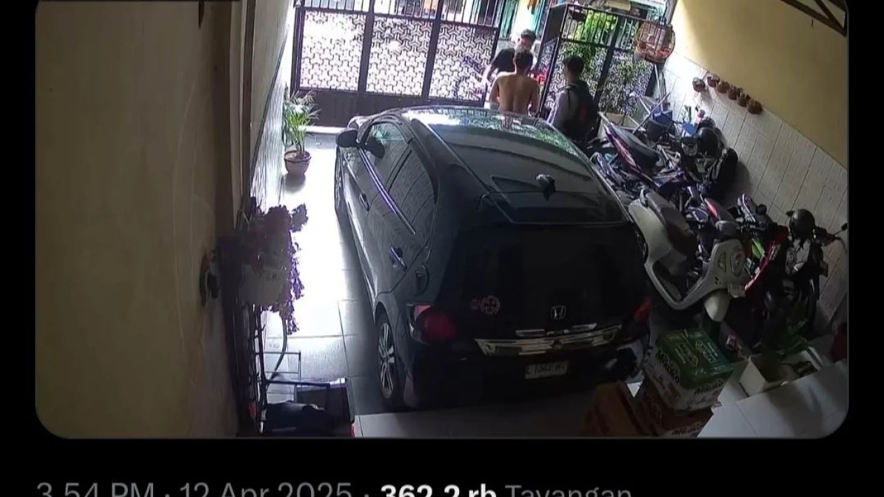 Empat anggota dari Satreskoba Polrestabes Surabaya diduga salah tempat penggrebekan di Dukuh Kupang Timur, Surabaya, Sabtu (12/4/2025)