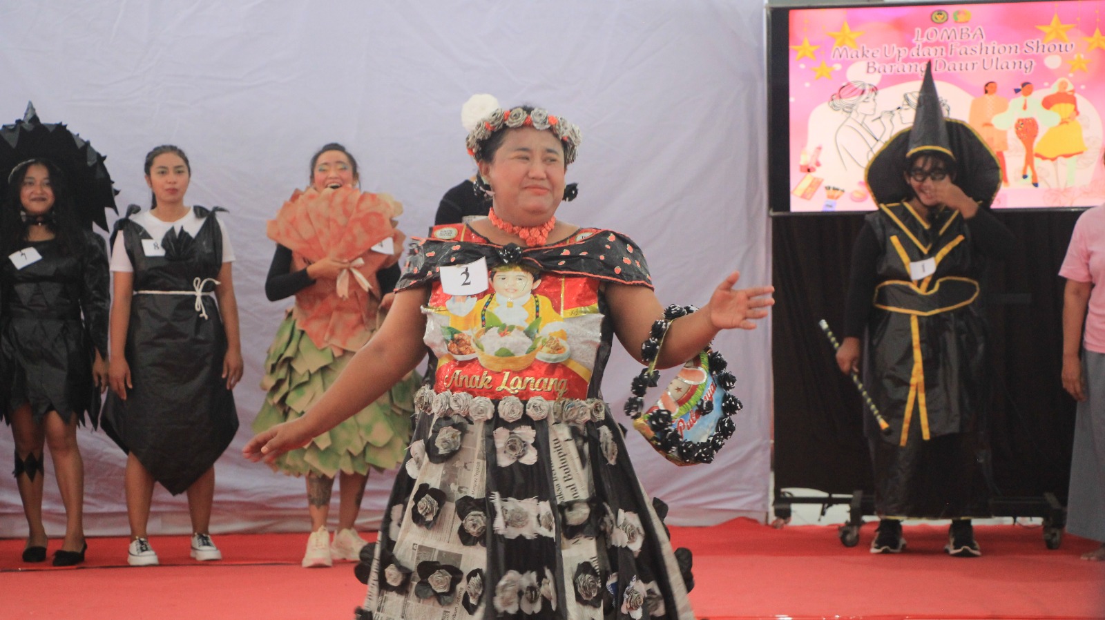 SERU : Lapas Wanita Bulu saat menggelar lomba make up dan fashion show dalam rangka Hari Bhakti Pemasyarakatan Ke-61, Kamis (17/4/2025).