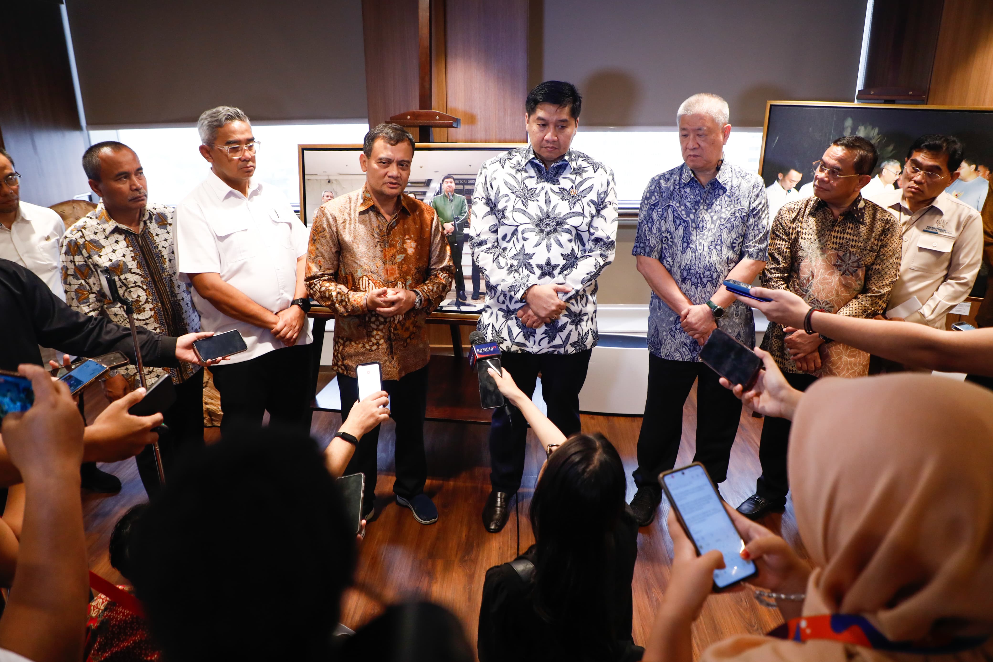 Gubernur Jawa Tengah, Ahmad Luthfi melakukan kunjungan kerja ke Kementerian Perumahan dan Kawasan Pemukiman (PKP) di Jakarta pada Rabu, 16 April 2025 sore.