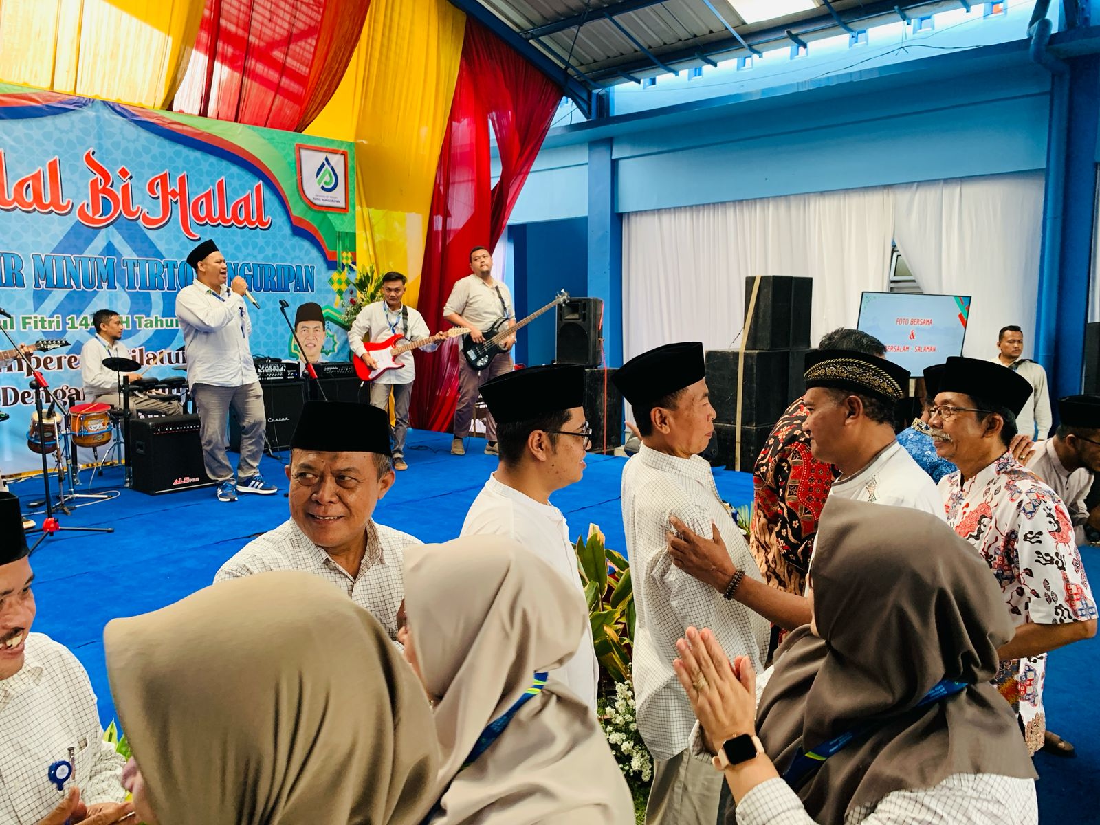 Halal Bihalal: Jajaran Direksi dan Karyawan PUDAM Tirto Panguripan Kendaal menggelar halal bihalal di halaman kantor PUDAM setempat, kematin.