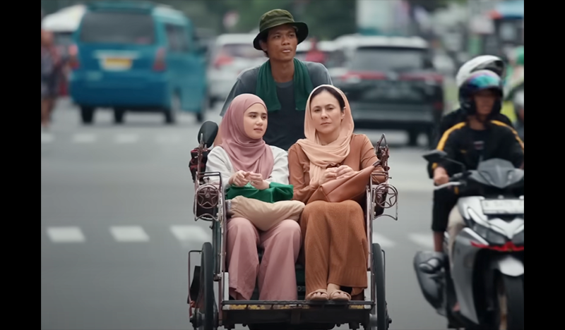 Salah satu scene film Norma: Antara Mertua dan Menantu dengan akting Wulan Guritno naik becak.