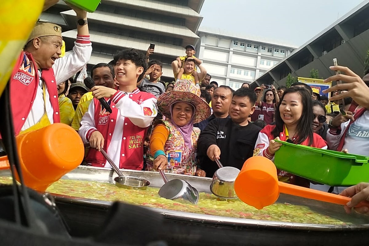 Willie Salim bersama CEO PT Marimas Putera Kencana Harjanto Halim saat membikin Marimas Jumbo sebagai Launching Kolaborasi Spesial Marimas Pilihan Willie Salim Minggu (20/4). FIGUR RONGGO WASSALIM