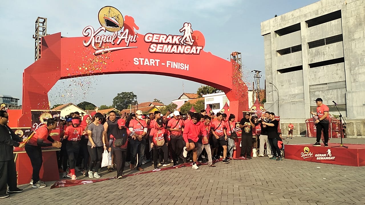 Ribuan warga mengikuti Gerak Semangat Kapal Api saat Car Free Day (CFD) Simpang Lima Semarang, Minggu (20/4) pagi. FIGUR RONGGO WASSALIM/JAWA POS RADAR SEMARANG
