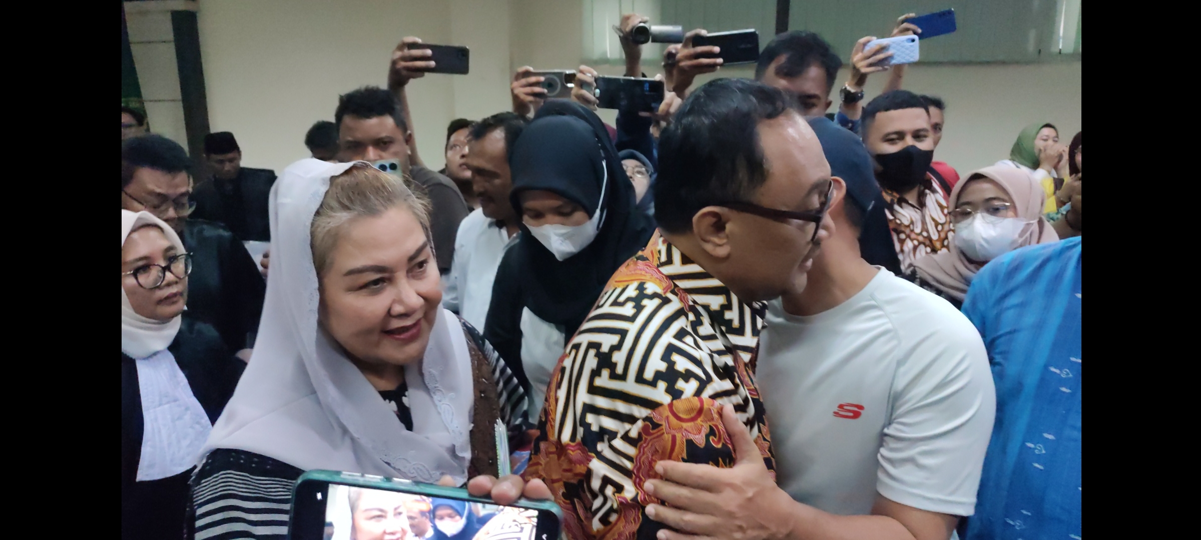 Mantan Wali Kota Semarang, Hevearita Gunaryanti Rahayu dan suaminya, Alwin Basri menjalani sidang perdana di Pengadilan Tipikor Semarang, Senin (21/4/2025).