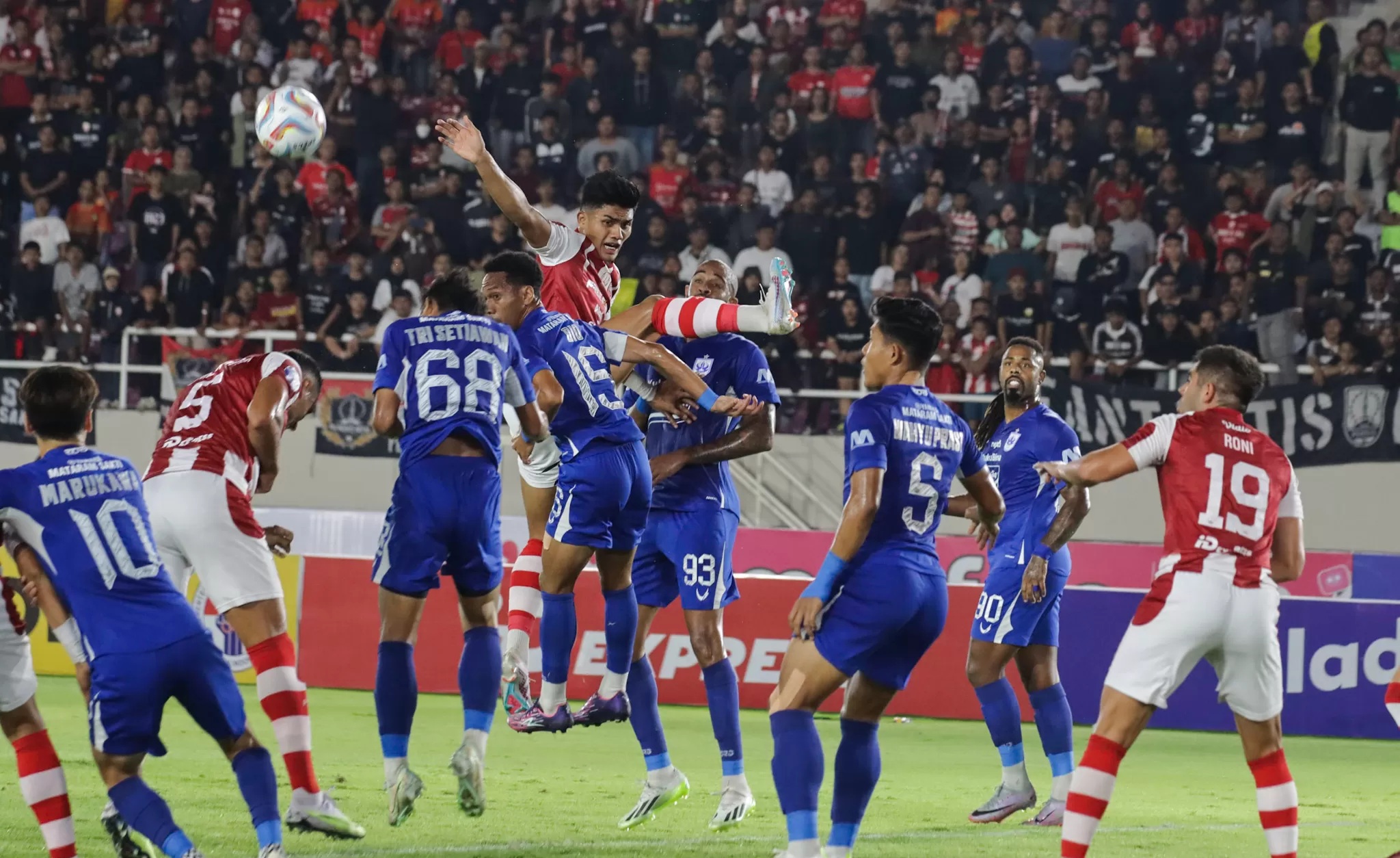 PSIS Semarang ketika berjumpa dengan Persis Solo beberapa waktu silam.