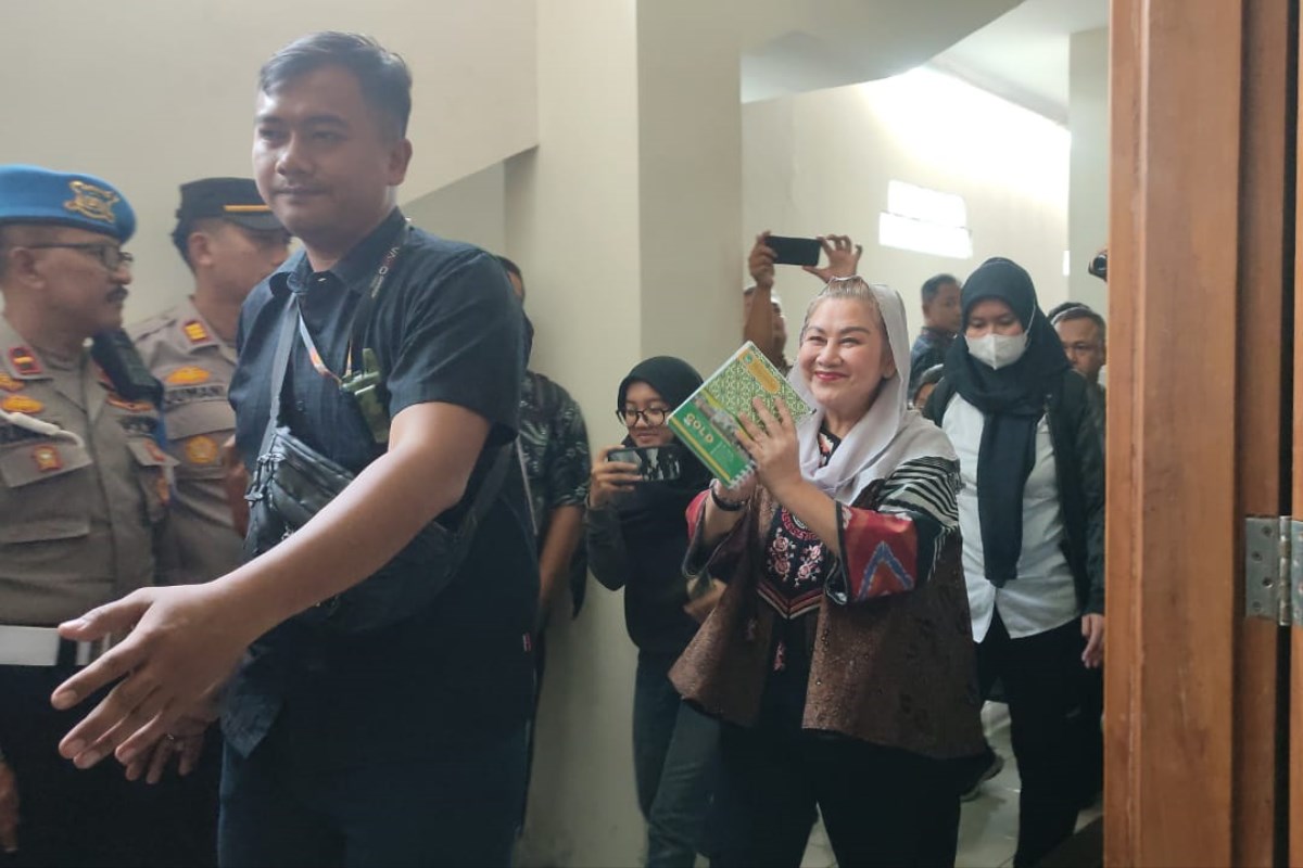Mantan Wali Kota Semarang, Hevearita Gunaryanti Rahayu dan suaminya, Alwin Basri saat memasuki sidang di Pengadilan Tipikor Semarang, Senin (21/4/2025). IDA FADILAH/JAWA POS RADAR SEMARANG