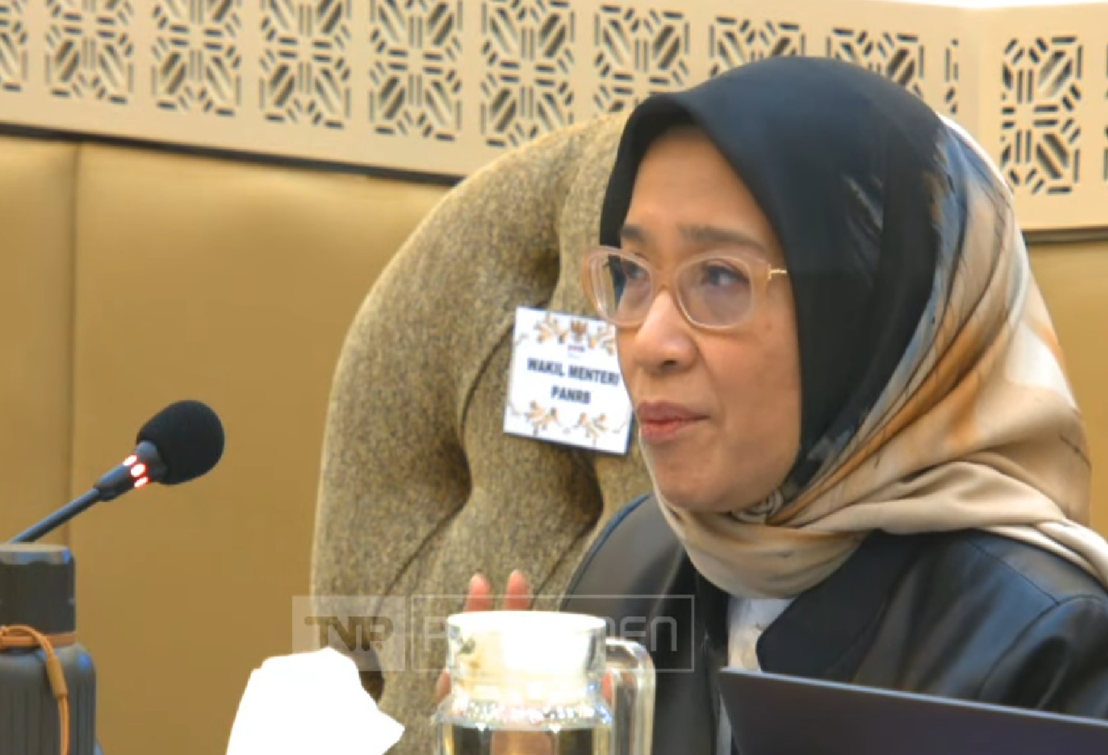 Menteri PAN RB Rini Widyantini saat RDP dengan Komisi II DPR RI, Selasa (22/4/2025)