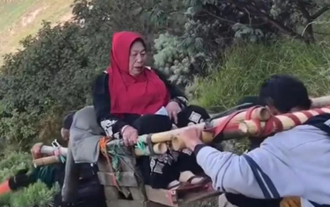 Mbok Yem, semasa hidup masih ditandu saat naik dan turun dari warungnya