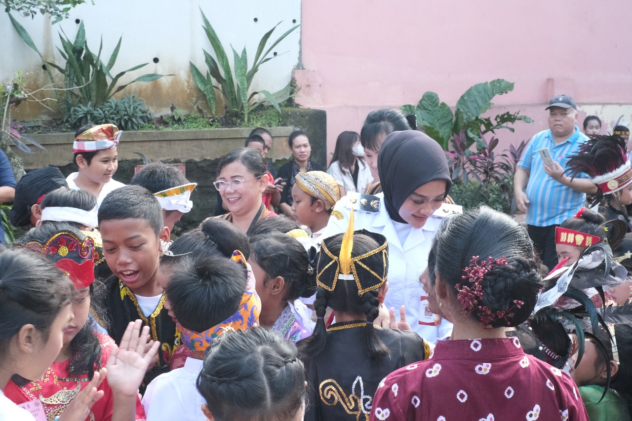 Kegiatan puncak peringatan Hari Kartini dibuka secara resmi oleh Wakil Walikota Salatiga Nina Agustin di Komplek Sekolah SD St. Theresia Marsudirini 77 Salatiga, Rabu (23/4/2025).