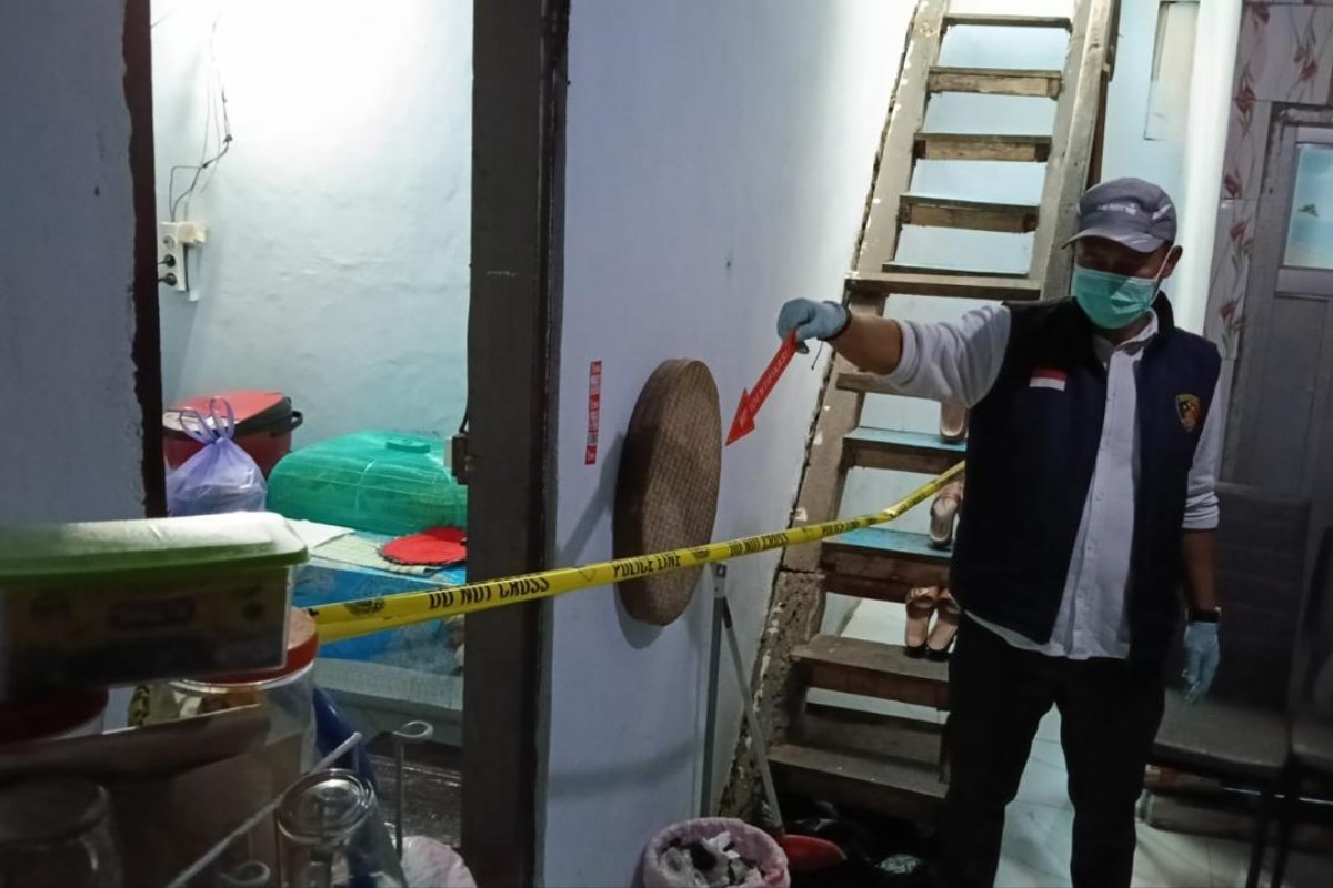 Tim Inafis Polres Semarang saat melakukan olah TKP ditemukan perempuan meninggal di lingkungan Ngancar Kecamatan Bawen. Maria Novena/Jawa Pos Radar Semarang