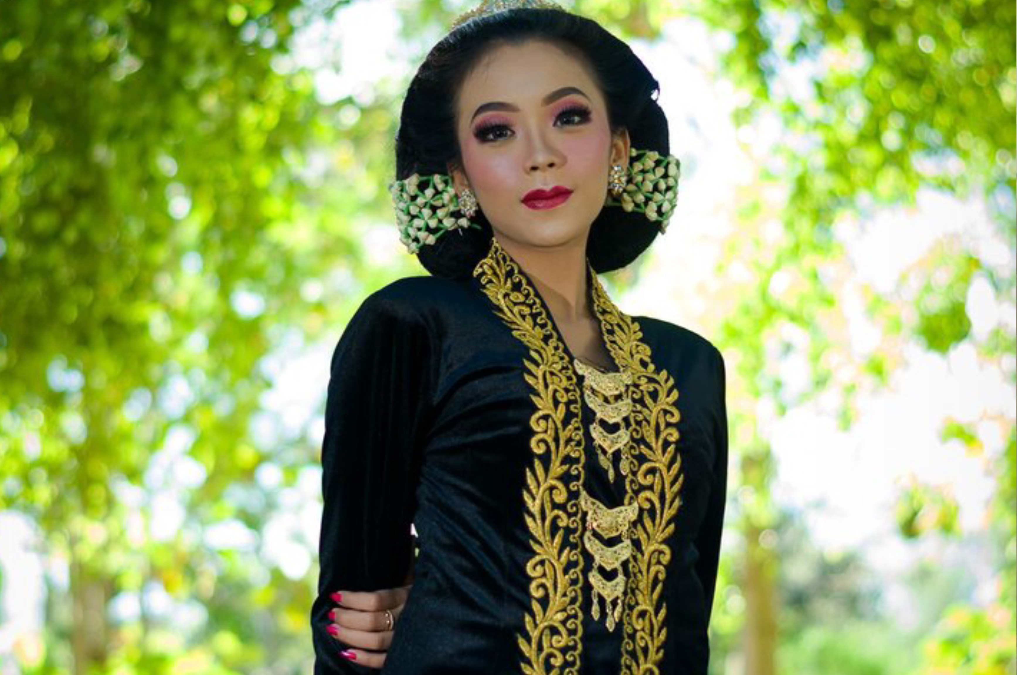 Ilustrasi: Perempuan Mengenakan Pakaian Kebaya Khas Jawa Tengah