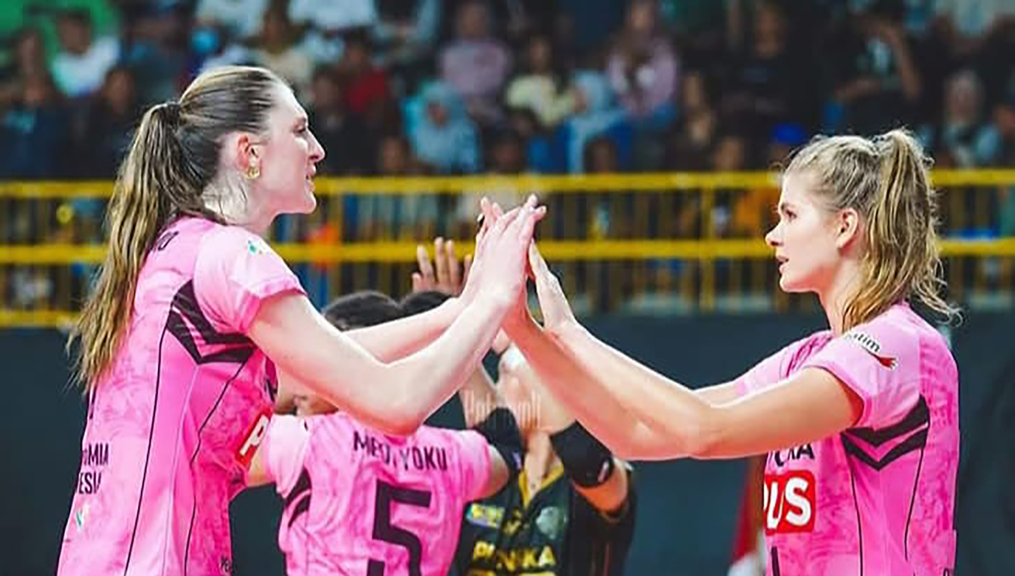 Duet Anna Davyskiba dan Julia Sangiacomo berhasil membawa Gresik Petrokimia mengalahkan Electric PLN dengan skor 3-1.