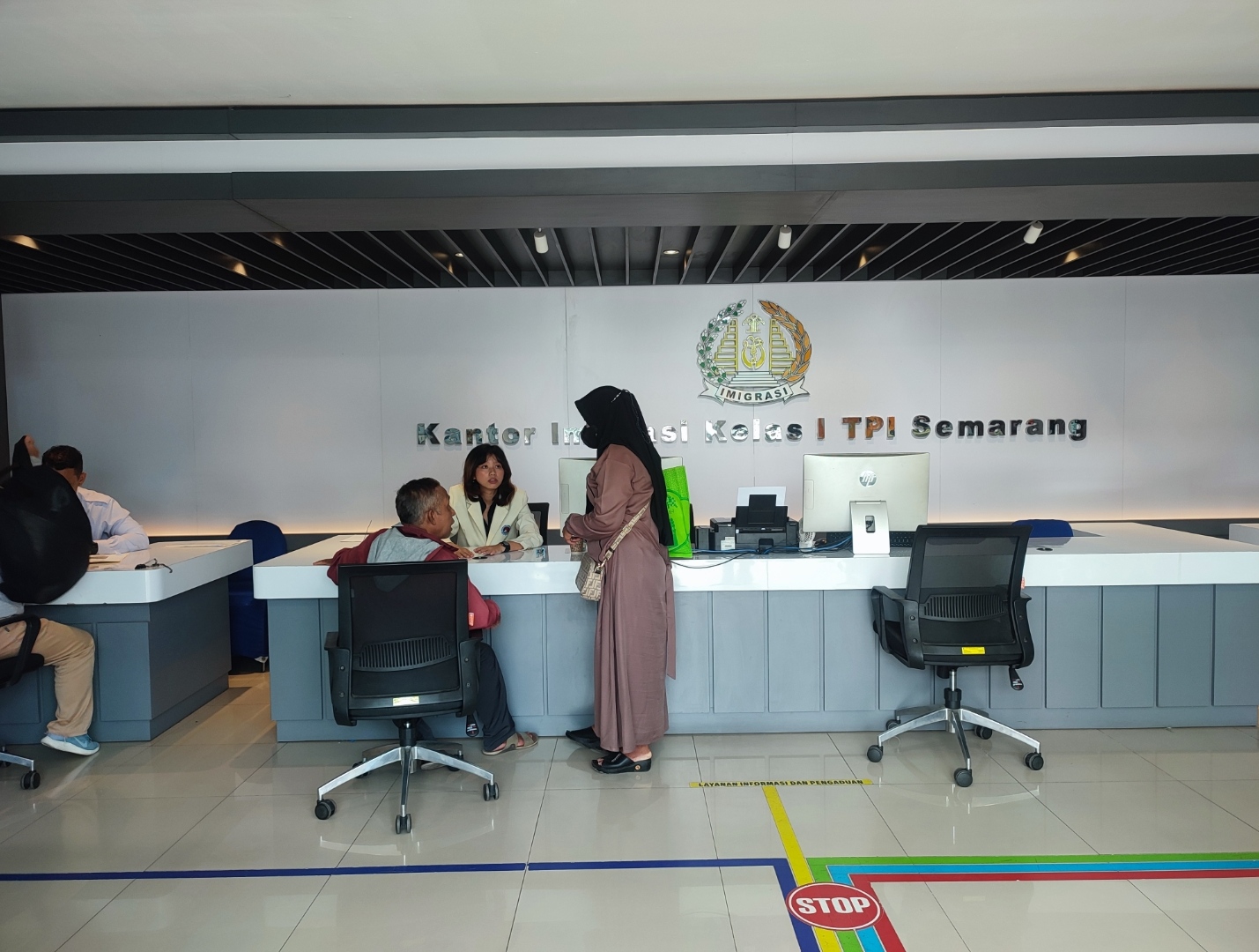 Masyarakat saat mengurus paspor di Kantor Imigrasi Kelas I Khusus TPI Semarang, Jalan Siliwangi No 514.