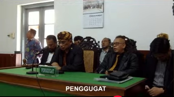 Zaenal Mustofa bersama Tim Penggugat mobul Esemka dan Ijazah Jokowi