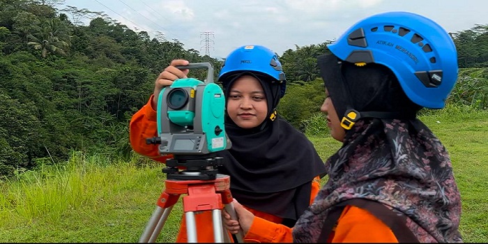 EMANSIPASI WANITA : Para Srikandi PLN UPT Purwokerto melakukan pemantauan dan monitoring kondisi Tower Emergency SUTT 150kV Kalibakal-Bumiayu.