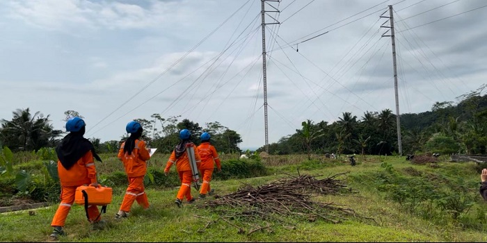 KARTINI TANGGUH : Para Srikandi PLN UPT Purwokerto melakukan pemantauan dan monitoring kondisi Tower Emergency SUTT 150kV Kalibakal-Bumiayu.