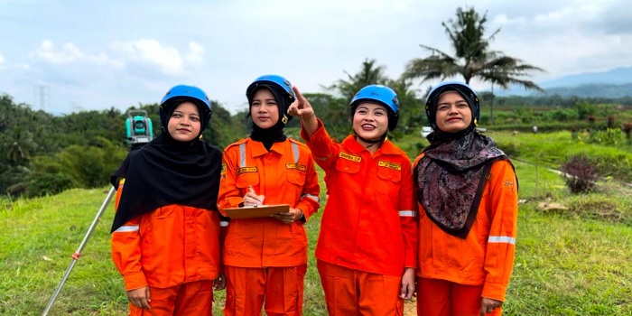 PEREMPUAN TANGGUH : Para Srikandi PLN UPT Purwokerto melakukan pemantauan dan monitoring kondisi Tower Emergency SUTT 150kV Kalibakal-Bumiayu.