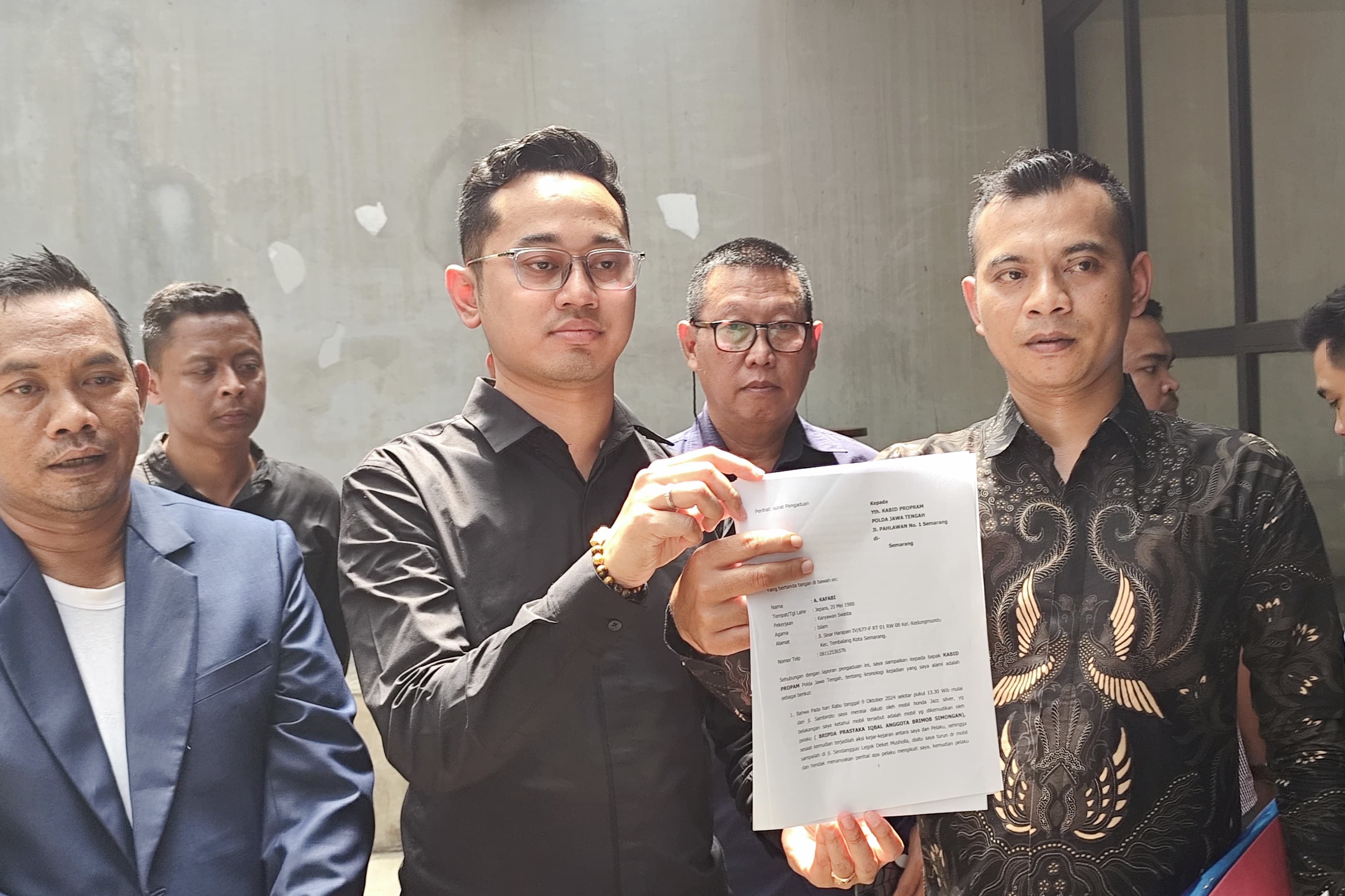 Korban didampingi tiga kuasa hukumnya saat memberikan keterangan.