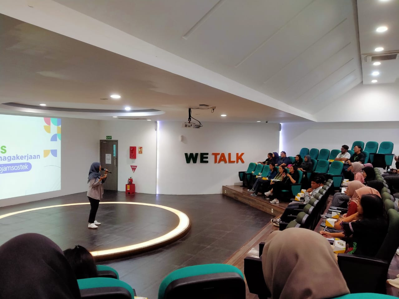 Jamsostek Mobile kini memiliki fitur untuk memperbaharui data, melakukan simulasi saldo JHT dan JP, cetak kartu digital, pengajuan dan pelacakan klaim jaminan hari tua dan berbagai fitur lain ..