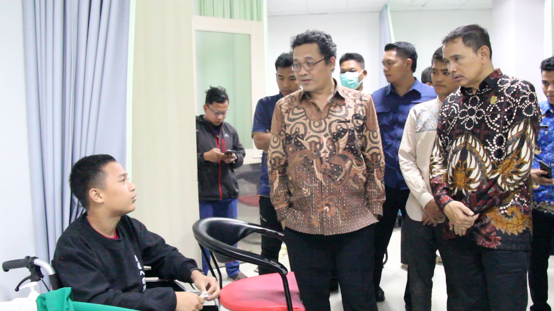 Bupati Magelang Grengseng Pamuhi saat mengecek para santri yang menjadi korban longsor di RSUD Merah Putih Jumat (25/4/2025) malam.