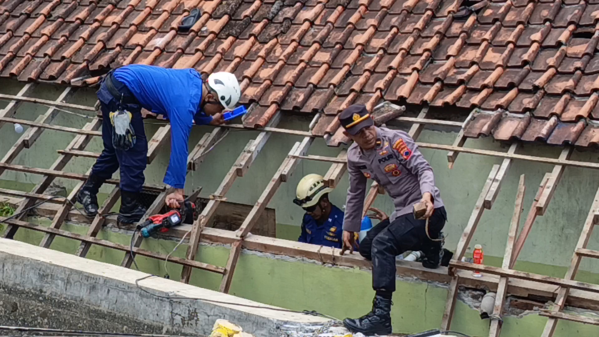 Tim gabungan lakukan evakuasi santri yang tertimbun longsoran dinding penyangga kolam penampung air yang menimpa kamar mandi Pondok Modern Darussalam Gontor Putra Kampus 5 Jumat (25/4/2025).