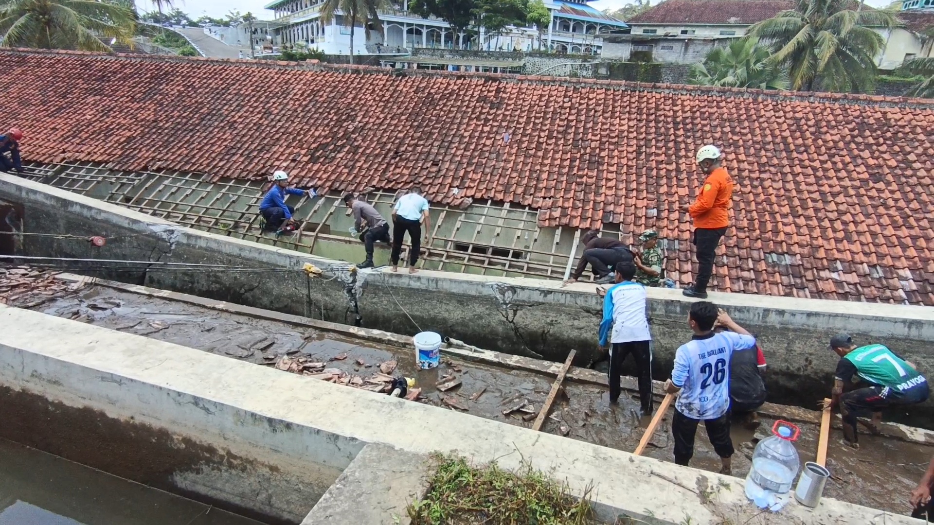 Tim gabungan lakukan evakuasi santri yang tertimbun longsoran dinding penyangga kolam penampung air yang menimpa kamar mandi Pondok Modern Darussalam Gontor Putra Kampus 5 Jumat (25/4/2025).