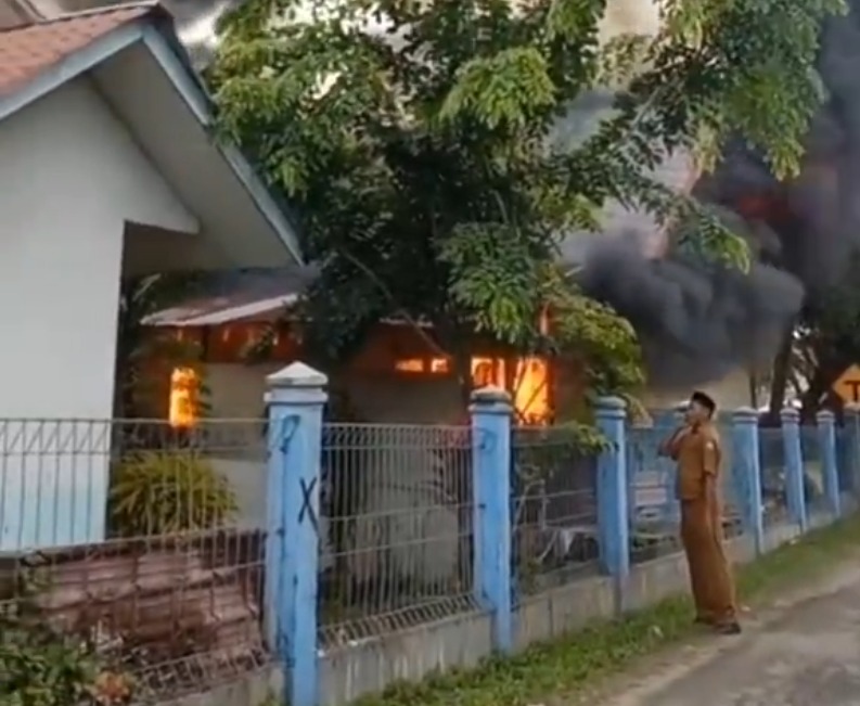 ASN di Aceh mengumandangkan Adzan di tengah kobaran api yang membakar perumahan warga.