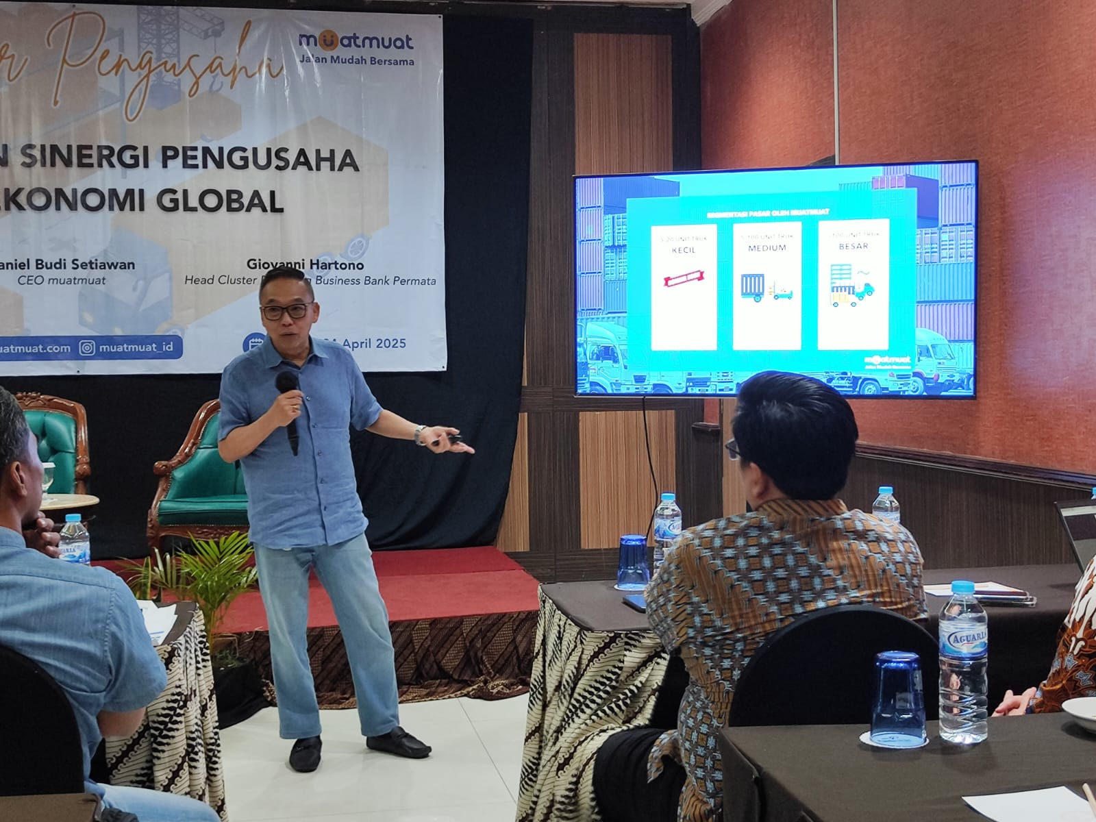 CEO MuatMuat Daniel Budi Setiawan memberikan arahan di Hotel Pandanaran Semarang.