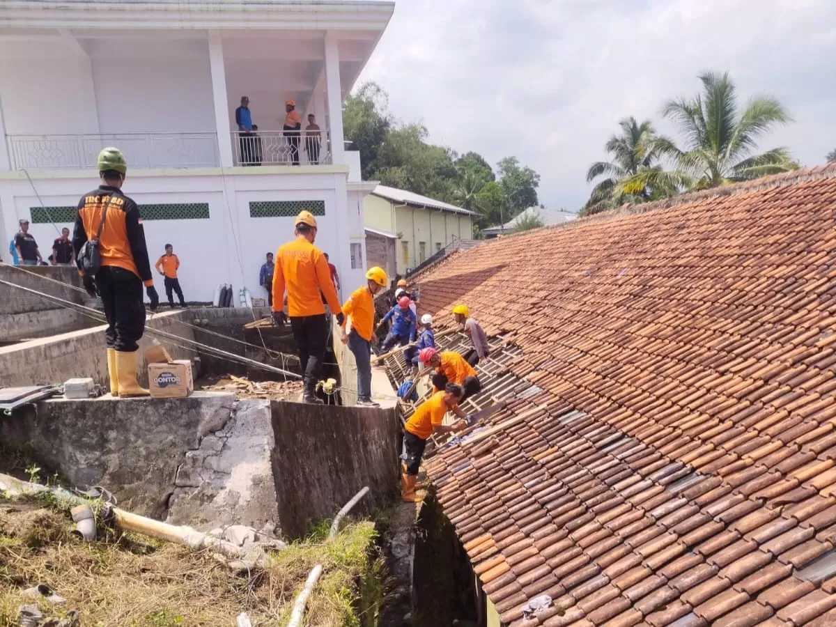 Tim SAR Gabungan berupaya melakukan evakuasi terhadap santri yang tertimpa reruntuhan tembok kolam penampungan air. (Basarnas Unit Siaga SAR Borobudur)