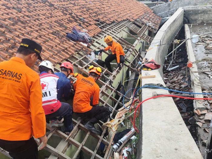 Tim Basarnas melakukan evakuasi santri yang tertimpa tembok kolam penampungan air, Jumat (25/4/2025)