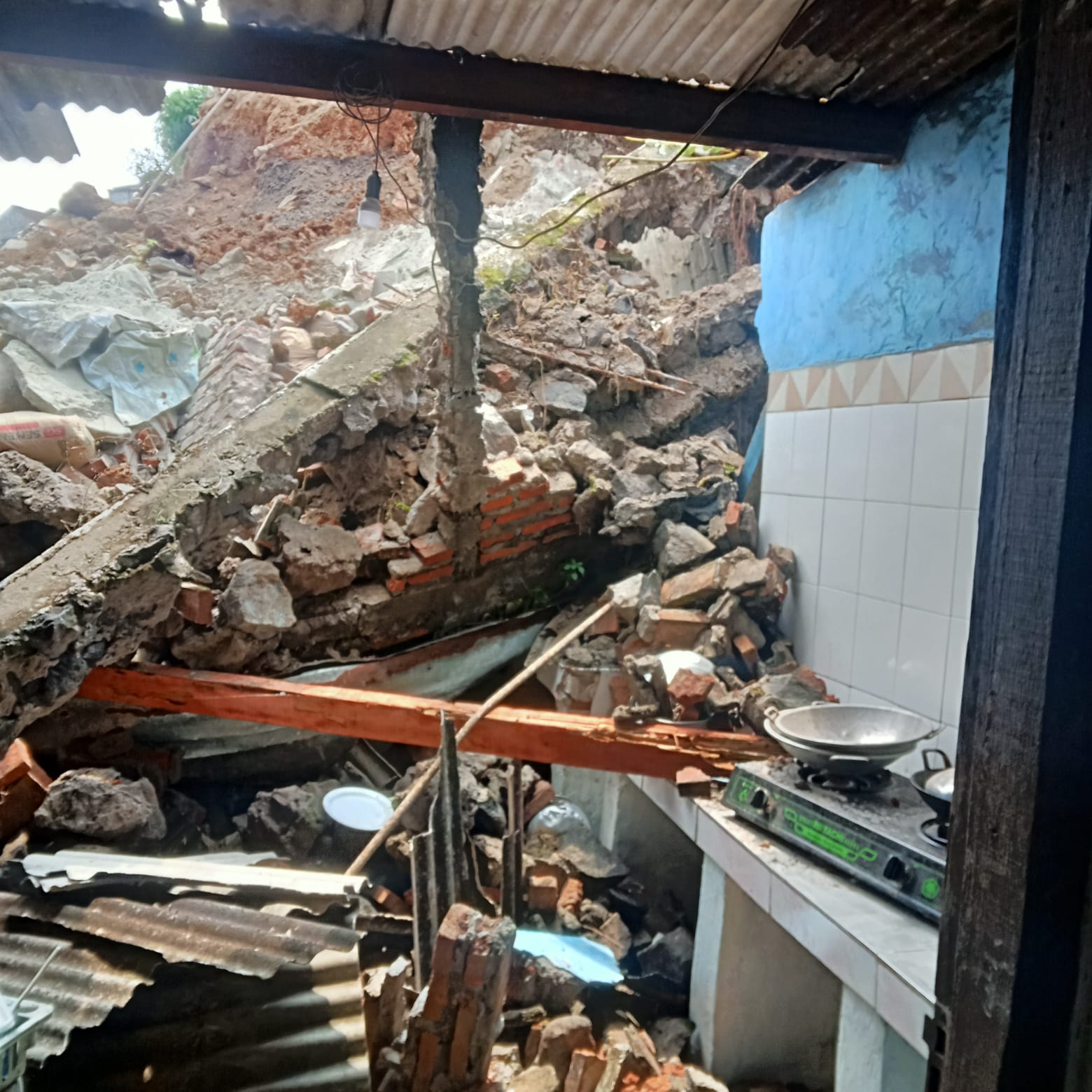 Longsor di Kalibanteng Kidul menimpa rumah warga.