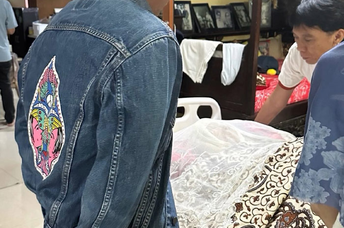 Bunda Iffet Slank meninggal dunia, terlihat tatapan sedih Bimbim disampingnya.