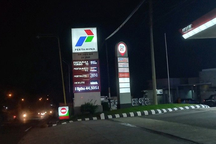 Plank SPBU di malam hari.