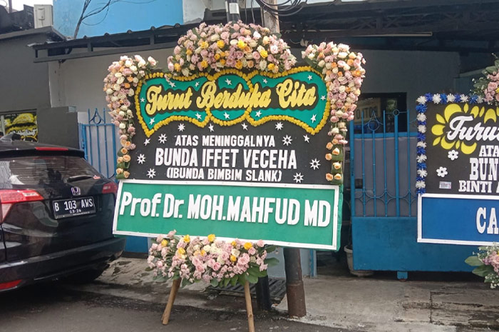 Karangan bunga ucapan belasungkawa Prof. Mahfud MD terpapar di rumah duka Bunda Iffet.