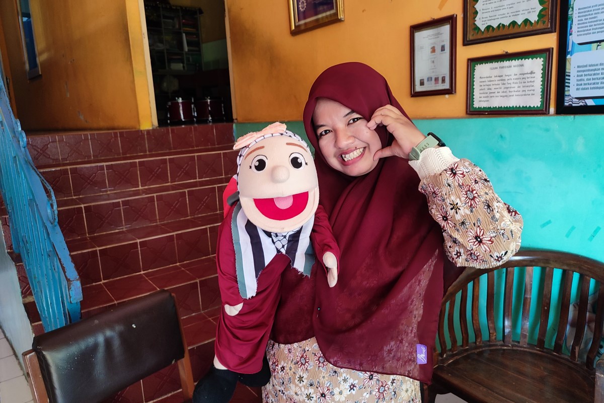 Chasna Azyatin Nabila atau Kak Nabila si pendongeng bersama boneka Dindin.&nbsp;IDA FADILAH/JAWA POS RADAR SEMARANG