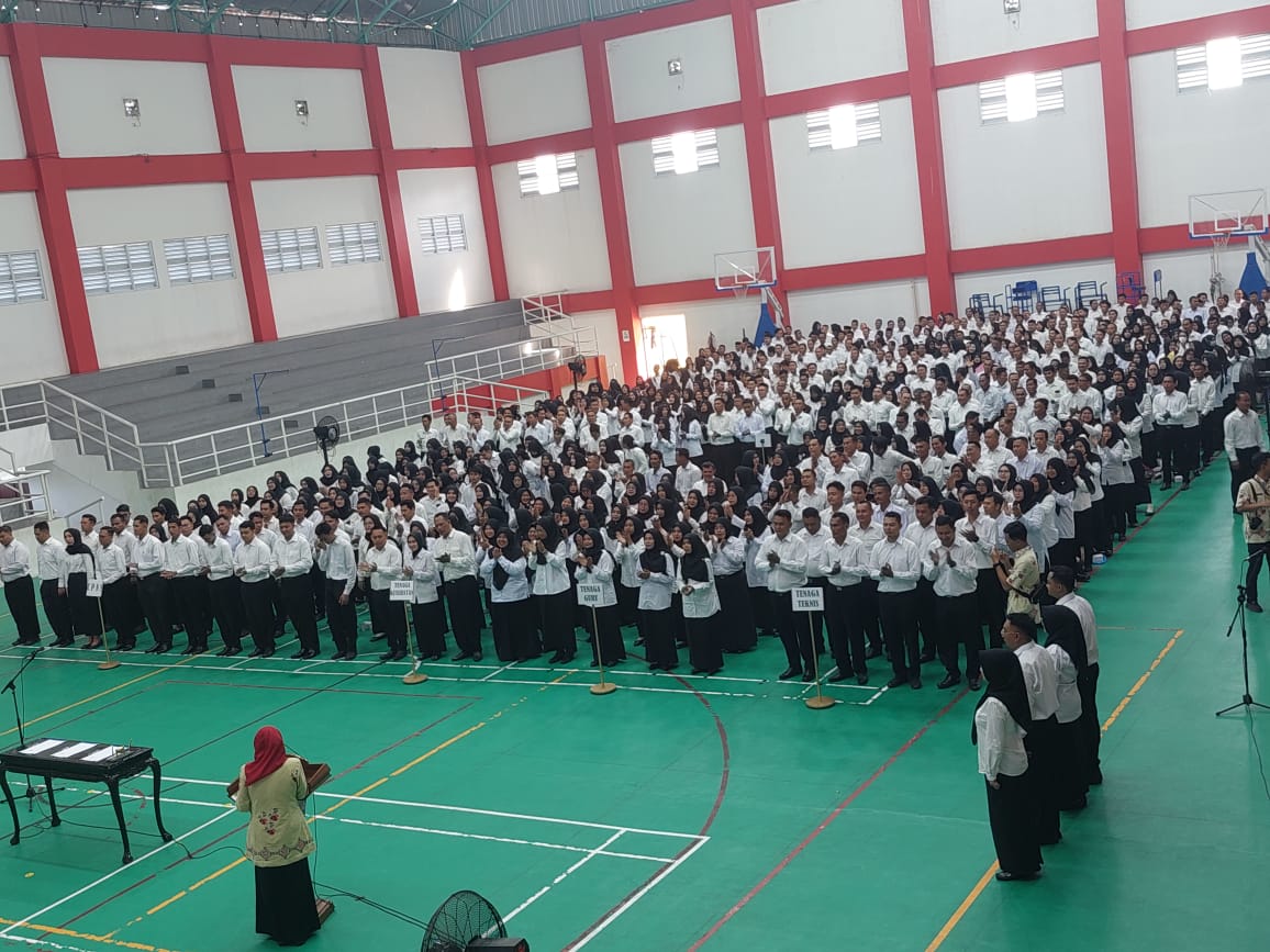 Para calkn ASN PPPK berkumpul di gedung olah raga menerima SK pengangkatan.(wahibpribadi)