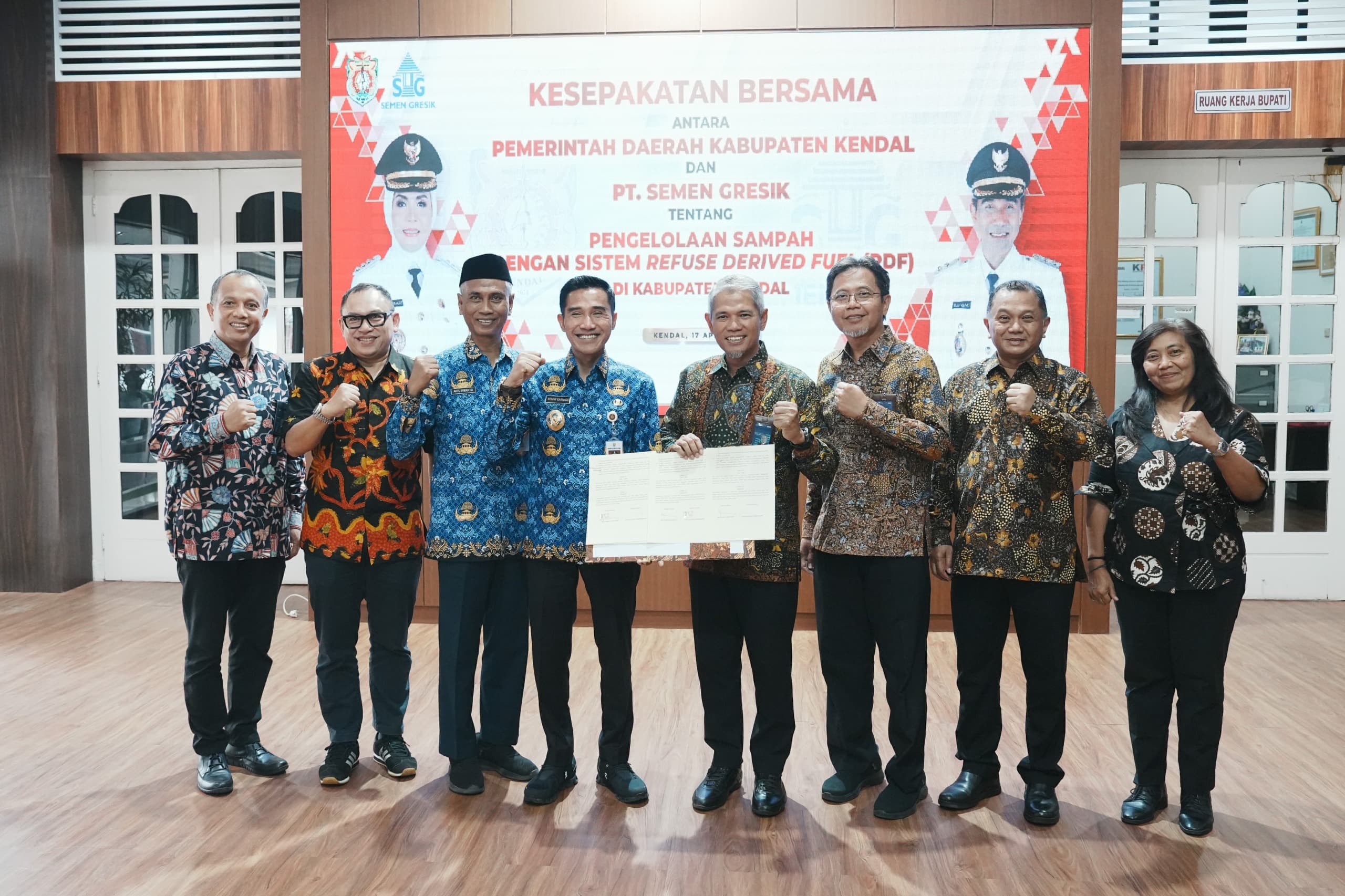 Dirut PT Semen Gresik, Muchamad Supriyadi dan Wakil Bupati Kendal, Benny Karnadi, beserta jajaran direksi PT Semen Gresik dan perwakilan OPD pemkab Blora menunjukkan MOU Perjanjian Kerjasama Pengelola