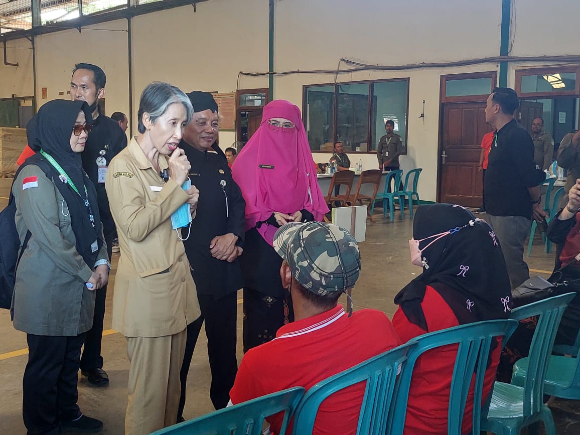 Kepala Dinkes Jateng Yunita Dyah Suminar bersama Kepala Dinkes Demak dr Ali Maimun meninjau cek kesehatan gratis di PT Quartindo Sejati Furnitama. (Wahibpribadi)