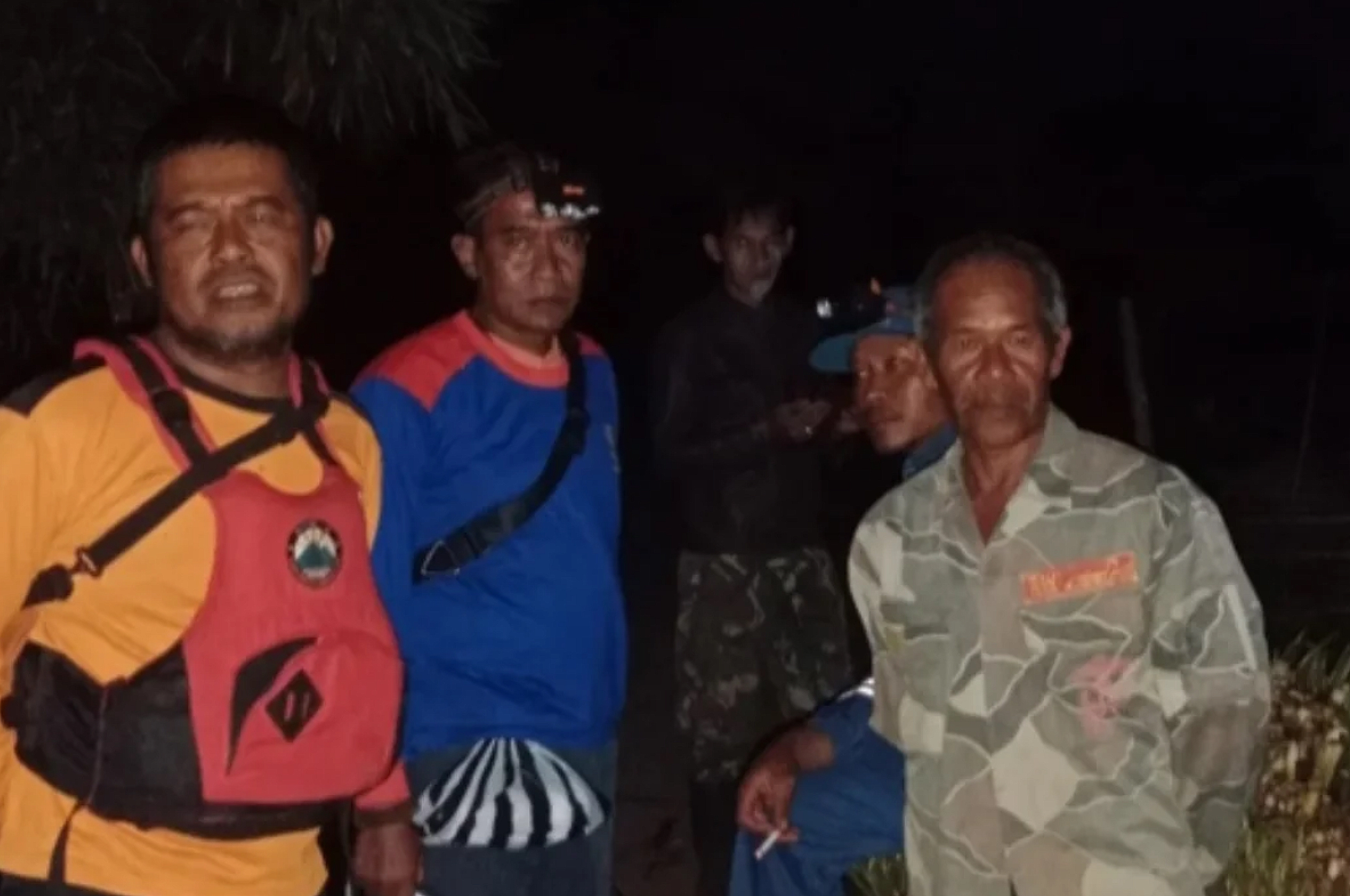 Dokumentasi penyelamatan pemancing terjebak di eceng gondok Rawa Pening