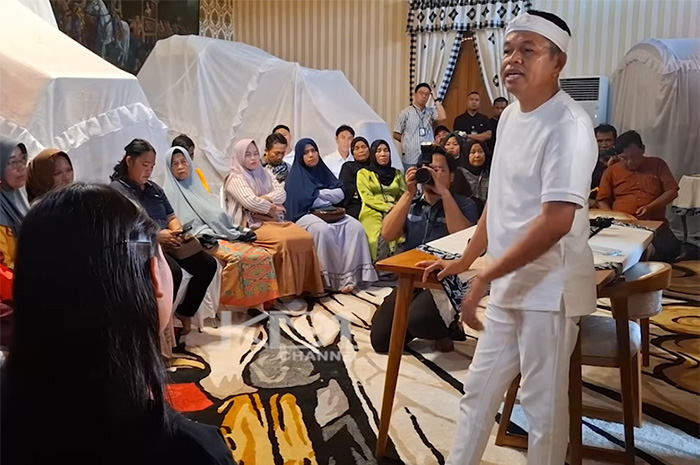 Tangkapan layar video viral debat wisuda Dedi Mulyadi dan Aura Cinta soal polemik biaya perpisahan atau wisuda.