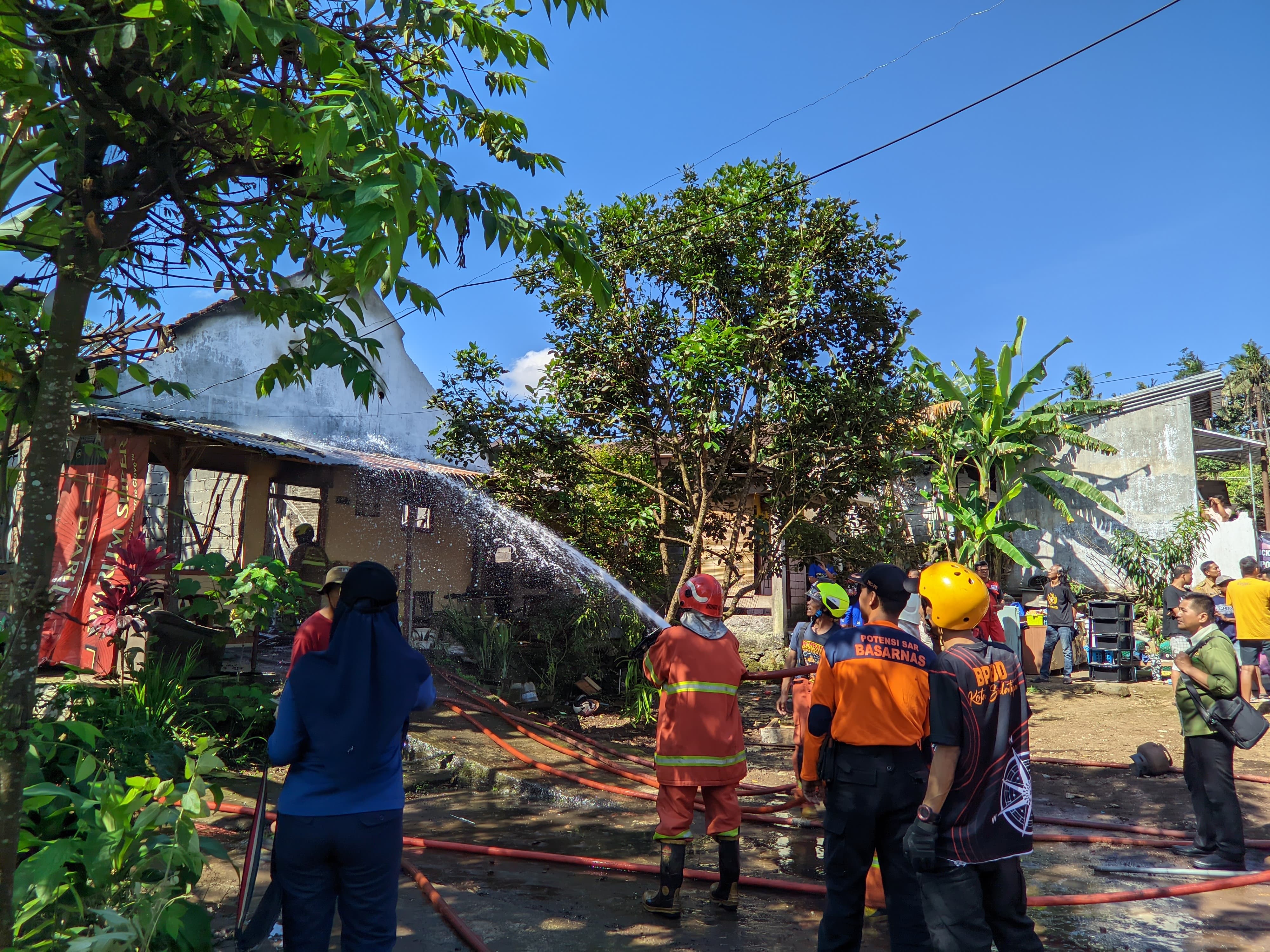 Kebakaran di Tegalrejo Salatiga, Rumah serta dua sepeda motor terbakar. Api membesar di korden dan MMT