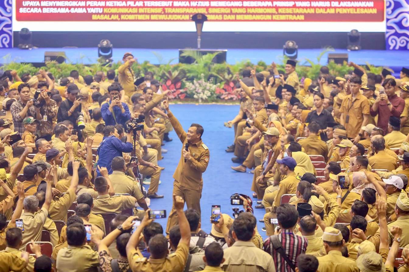 Gubernur Jateng Ahmad Luthfi bersama para kades se-Jateng di acara Sekolah Anti Korupsi yang berlangsung di GOR Indoor kompleks Stadion Jatidiri Semarang Selasa (29/4/2025)