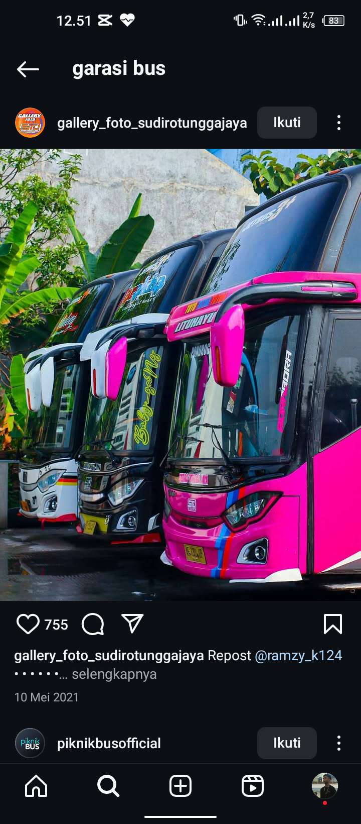 Foto tiga bus antri di parkiran