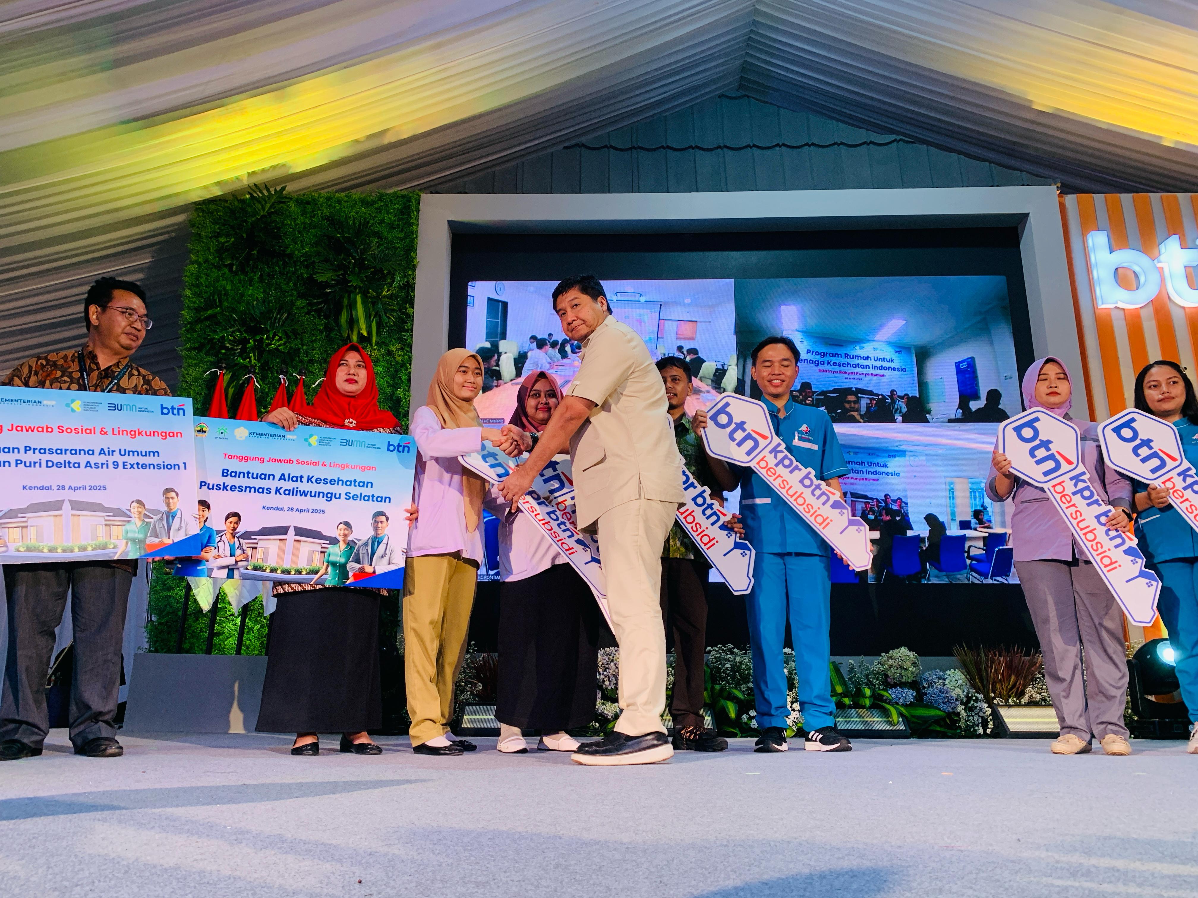 LAUNCHING: Menteri PKP, Maruar Sirait menyerahkan kunci rumah secafa simbolis kepada para nakes yang memperoleh rumah subsidi saar launching di Perumahan Delta Asri 9, Kaliwungu Selatan.
