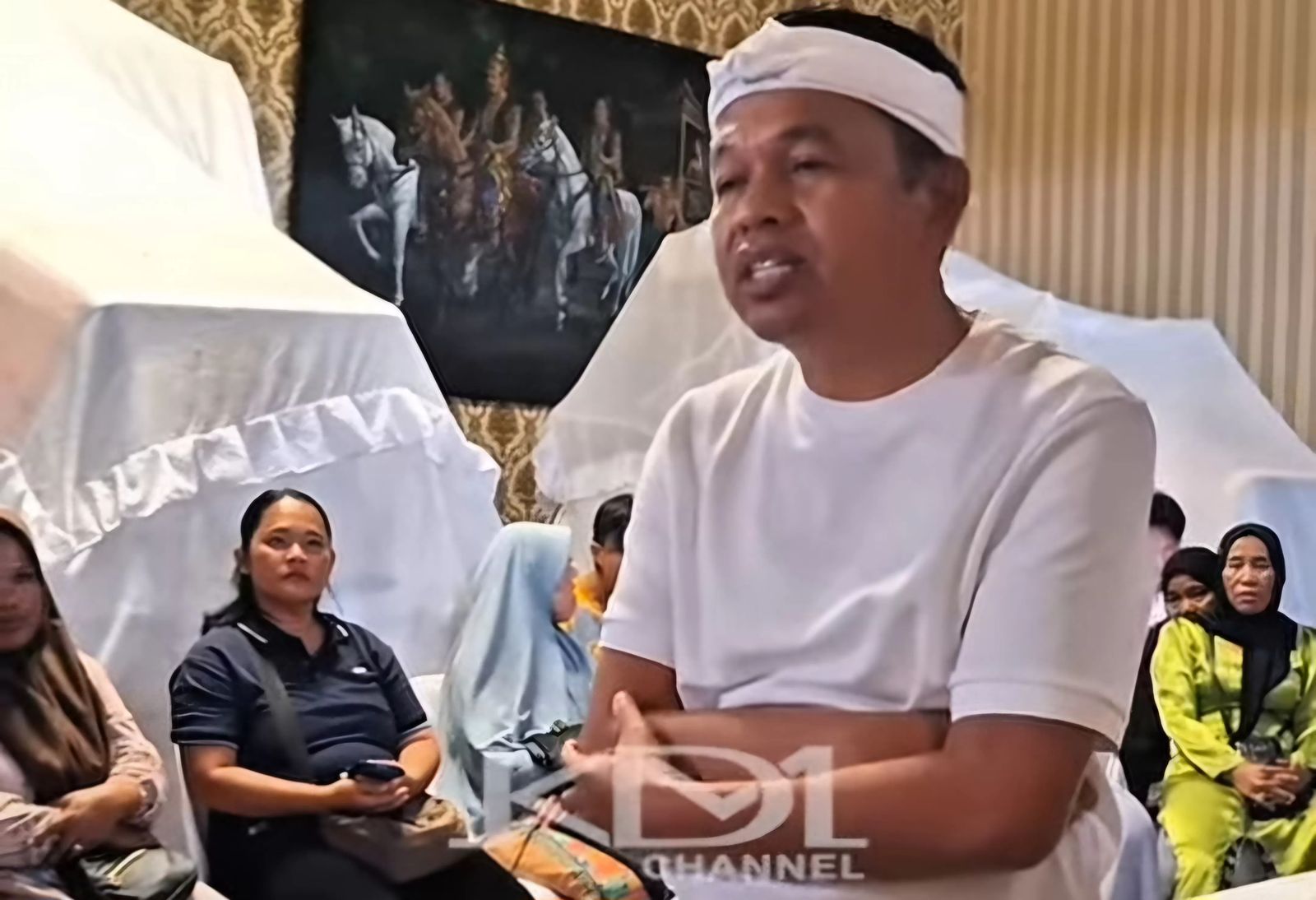 Momen debat panas Dedi Mulyadi dan siswi SMA Cikarang soal gaya hidup dan pelaksanaan wisuda, menuai pro dan kontra.