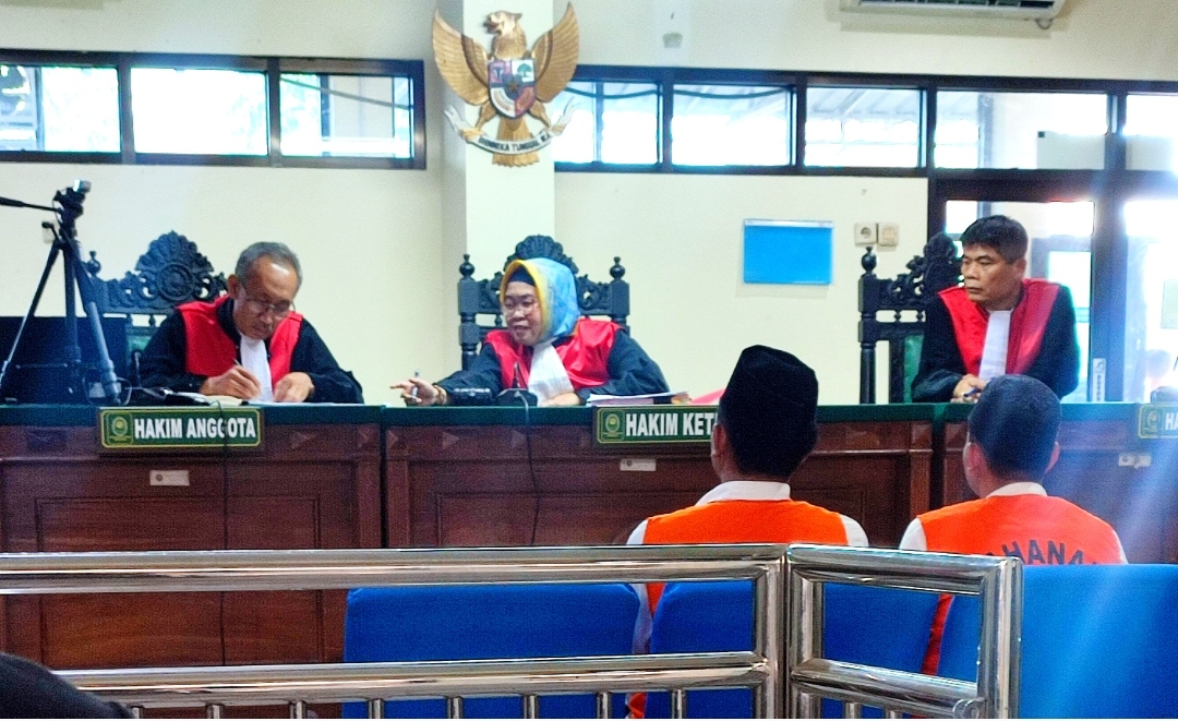 Ketua Majelis Hakim Pengadilan Negeri Semarang Mira Sendangsari saat membacakan vonis polisi judi sabung ayam, terdakwa Aipda Junaedy, Rabu (30/4/2025).