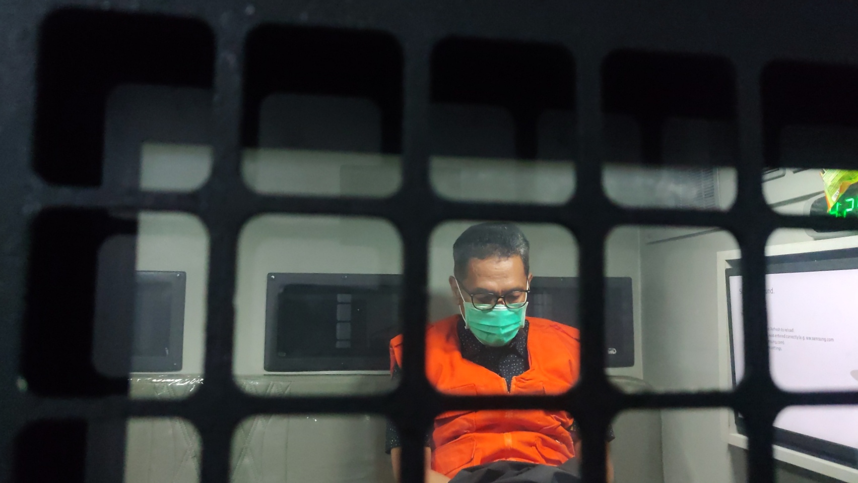 Tersangka kasus kasus dugaan tindak pidana korupsi atas pembelian tanah seluas 700 hektar saat ditahan Kejati Jateng, Rabu (30/4/2025).