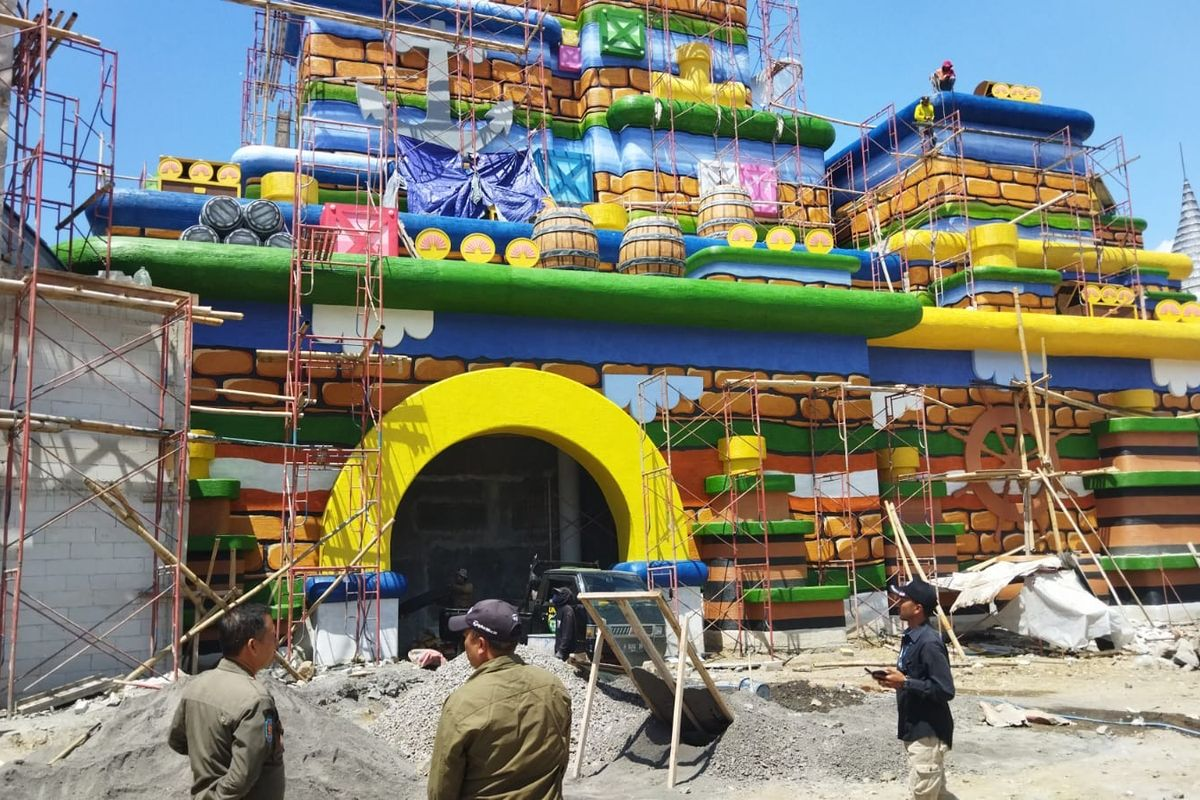 Satpol PP melakukan penyegelan sementara untuk proses pembangunan taman Celosia 2 di Bandungan.